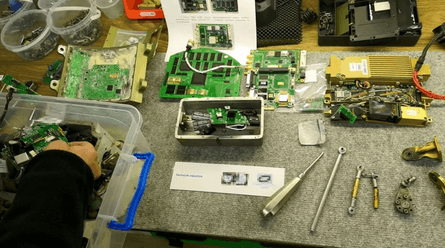 Следователи Киевского научно-исследовательского института судебных экспертиз изучают обломки ракет КН-23, которыми РФ обстреливает Украину