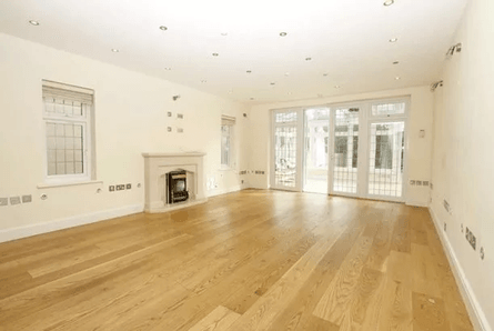 Дехто припустив, що в незвичайному будинку могли керувати ЦРУ