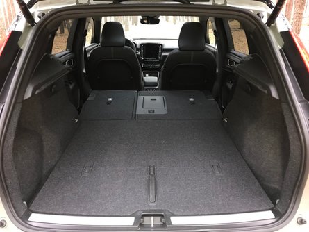 Электрический кроссовер Volvo XC40 Recharge, салон Вольво ХС40 Recharg, багажник электрического Вольво ХС40 Ричардж, трансформация багажника