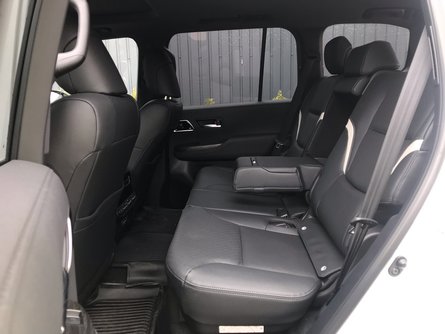 інтер'єр Toyota Land Cruiser 300, задній ряд у Ленд Крузер 300, Toyota land cruiser 300 gr sport фото