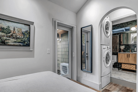 подружжя перетворило старий гараж на комфортне житло, щоб допомогти синові розпочати бізнес