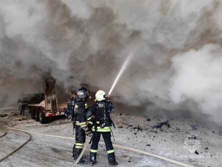 пожар на складе, магадан, пожар магадан, пожар в магадане, склад пожар магадан