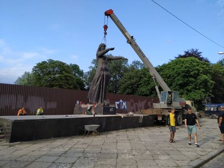 Во Львове сносят Монумент славы советской армии