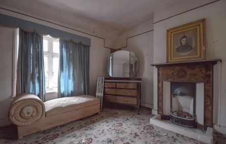 Заброшенный фермерский дом в Англии, жилье, семейная вражда, братья, жуткие игрушки, старинные газеты, городской исследователь, фотограф,