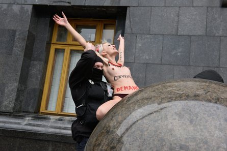 акция Femen киев ноябрь 2020 офис президента