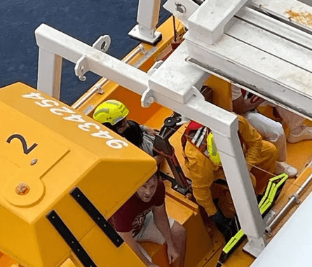 Спасение девочки, которая упала в воду