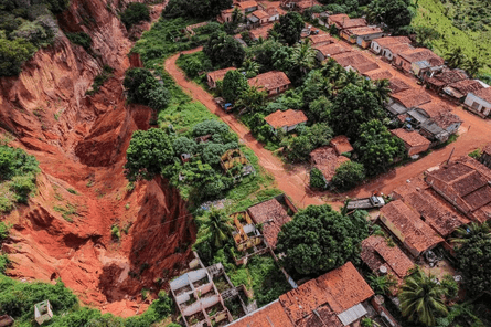 Гігантська воронка, тисячі будинків під загрозою, місто може бути поглинуте, зруйновані будинки, зсув ґрунту, піщаний ґрунт, надзвичайний стан