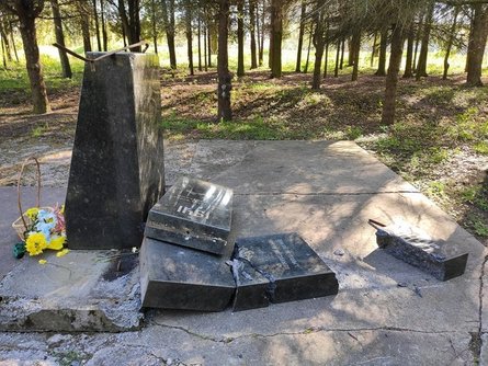 Львівська область, Новий Розділ, зруйнували пам'ятник, радянські солдати, радянська армія, вандали, вандалізм, знищили, пам'ятник, 9 травня, день перемоги, зруйнували пам'ятник, знищення пам'ятника