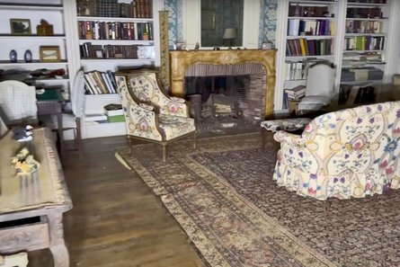 Блогер, городской исследователь, заброшенный особняк, поместье, дом, жилье, потайная дверь, расписные потолки, брошенные вещи