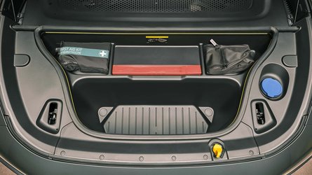 Спереду є 85-літровий відсік