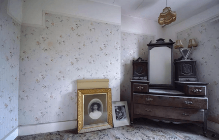 Заброшенный фермерский дом в Англии, жилье, семейная вражда, братья, жуткие игрушки, старинные газеты, городской исследователь, фотограф,