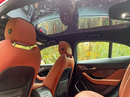 Интерьер Jaguar I-PACE, салон jaguar i pace, jaguar i pace обзор, панорамная крыша Ягуар Ай Пейс