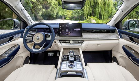 салон, интерьер, дорогая отделка деревом и кожей, сенсорные экраны. цифровая передняя панель