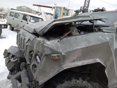 пошкоджений броньовик