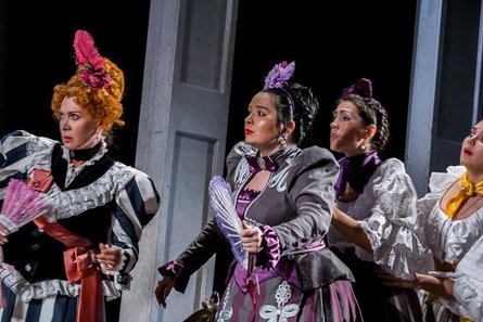 Анастасия Добрынина играет в театре