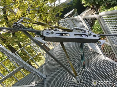 Крепление зиплайна, трос которого оборвался в Киеве