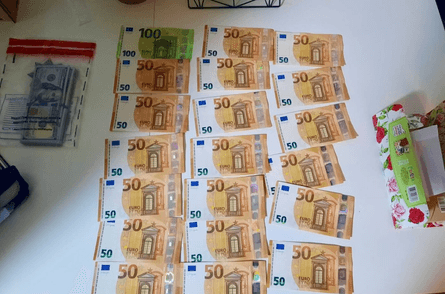 Женщина стала жертвой аферистки, выманили деньги, украли деньги, драгоценности, золото, арестовали аферистку, провидица, сняла порчу, евро, деньги,