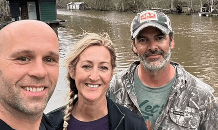 Подружжя переїхало з міста в будинок на болоті, будинок на воді, будинок на болоті, навколо алігатори, далеко від цивілізації, немає ресторанів