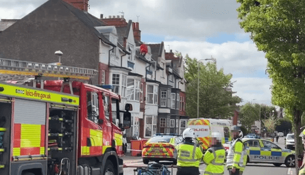 Чоловік 5 годин сидів на даху, кидав черепицю, завдавав шкоди квартирі, перекрили вулицю, заарештували чоловіка, опір арешту