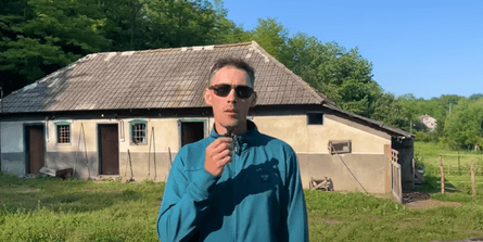 Андрій Кудрик біля свого будинку