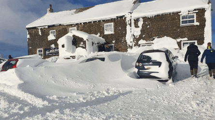 Непогода в Британии, непогода, снег, снежная буря, паб, отель, паб отель, пиво, снеговик, туризм, туристы