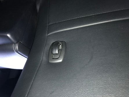 задний ряд в пикапе Toyota Hilux, крючки для пакетов в Toyota Hilux, оснащение Toyota Hilux, интерьер Toyota Hilux, тест-драйв Toyota Hilux