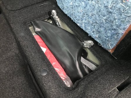 инструмент в Toyota Hilux, задний ряд в пикапе Toyota Hilux, подпольные нишы в Toyota Hilux, оснащение Toyota Hilux, интерьер Toyota Hilux, тест-драйв Toyota Hilux