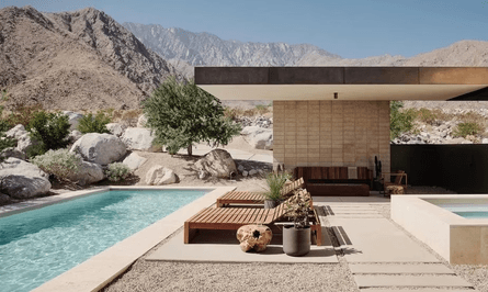 Современная вилла посреди пустыни с мостом и бассейном в скалах