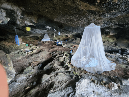 жив у печері, житло в печері, гамак, гамак у печері, підвісне ліжко