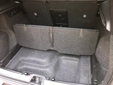 Электрический кроссовер Volvo XC40 Recharge, салон Вольво ХС40 Recharg, багажник электрического Вольво ХС40 Ричардж, трансформация багажника