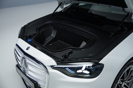 Спереду є 101-літровий відсік