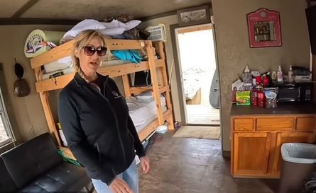 Подружжя переїхало з міста в будинок на болоті, будинок на воді, будинок на болоті, навколо алігатори, далеко від цивілізації, немає ресторанів