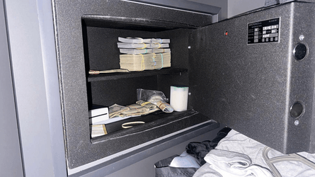 сейф, гроші, банкноти