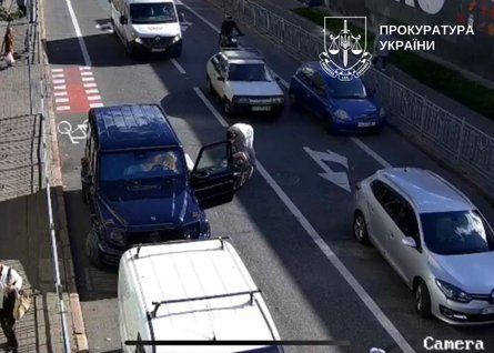 Водитель Mercedes-Benz избил велосипедиста в Киеве