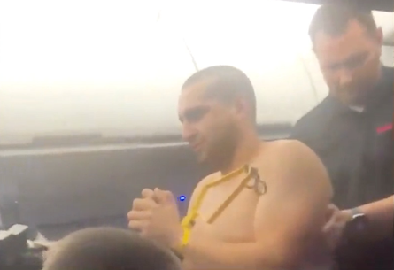 Скандал на борту самолета, пассажир предлагал стюардессе секс и пытался открыть дверь, Эрик Николас Гапка