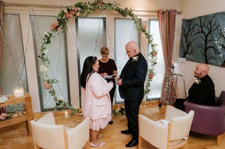 Смертельно хворий Джон МакМехон побрався з економкою за лічені місяці до смерті, для чого він це зробив, історії кохання