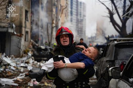 спасатель, пострадавший, киев, 2 января, обстрел