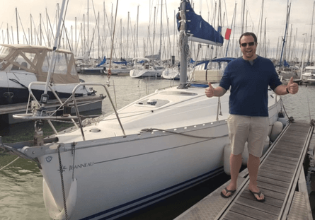 Ден Сондерс бармен жив розкішним життям