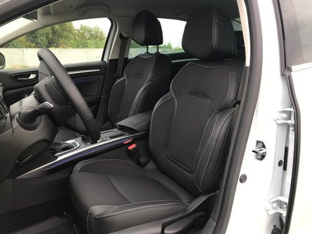 сиденье водителя Renault Megane 2021 седан, салон Рено Меган 4 седан