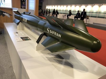 Зразки французької бомби AASM Hammer (ліворуч) і американських JADM (праворуч)