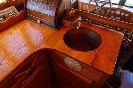 Раковина виготовлена з дерева