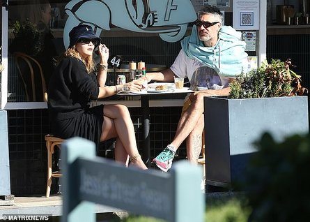 рита ора, тайка вайтити, роман