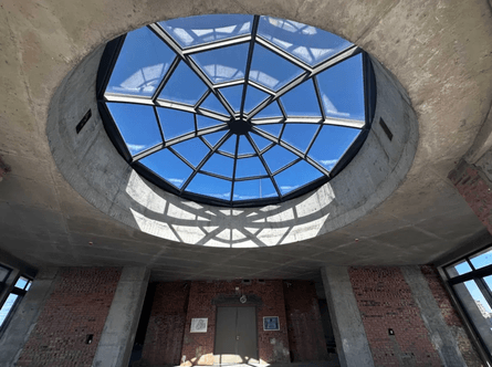 В стелю пентхауса в Києві вбудований скляний купол