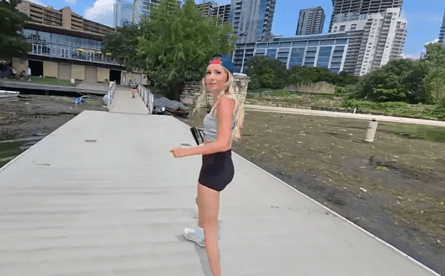 Стримерша попросила женщину прыгнуть в озеро, женщина не умеет плавать, незнакомка, инфлюенсер, пранк, сбежала с места происшествия