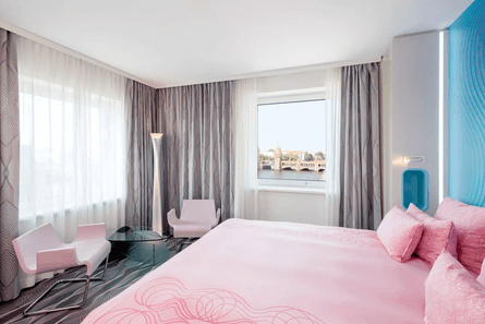 Nhow Berlin, отель в розовых тонах, дом мечты Барби, место для вечеринок, номера со звуконепроницаемыми стенами,