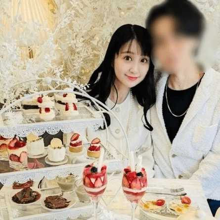 пані Адзараші та її чоловік