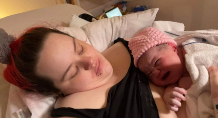 Молода матір з дитиною, пологи