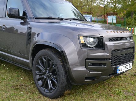 Заряженную версию выдают расширенные колесные арки и 22-дюймовые диски