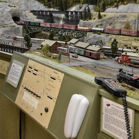 Пульт управления железной дорогой