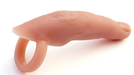 Перстни с силиконовыми пальцами, странные украшения, Надя Буттендорф, корпоратив, ИИ, розыгрыш, фото, курьезы